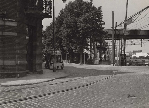 Bron: Rijkcheyt.nl | Willemstraat (augustus 1951). Links de Stationsstraat en rechts de voetgangersbrug over het spoorwegemplacement. Bron: Rijkcheyt.nl | Willemstraat (augustus 1951). Links de Stationsstraat en rechts de voetgangersbrug over het spoorwegemplacement.