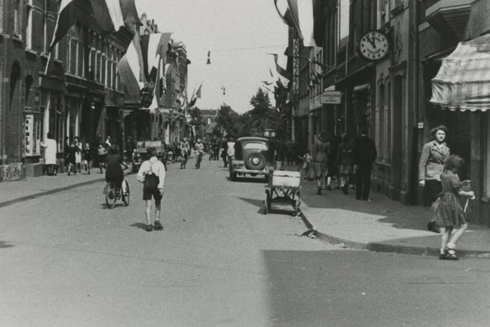 Bron: Rijckheyt.nl | Een met vlaggen versierde Oranje Nassaustraat ter gelegenheid van de bevrijding door de Amerikanen.