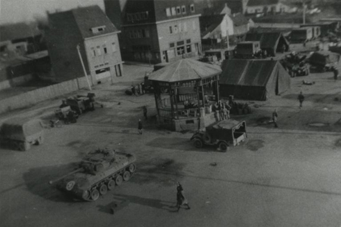 Bron: Rijckheyt.nl | Markt. Amerikaanse tank in het centrum van Hoensbroek.