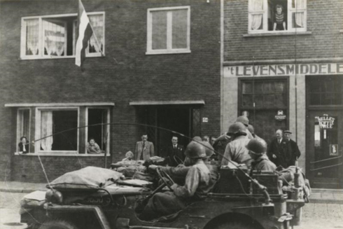 Bron: Rijckheyt.nl | Schaesbergerweg. Heerlenaren verwelkomen hun bevrijders.