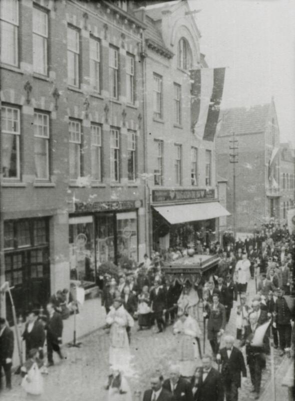 Bron: Rijckheyt.nl | Willemstraat. Sacramentsprocessie. Links de Edah en magazijn De Bij. Bron: Rijckheyt.nl | Willemstraat. Sacramentsprocessie. Links de Edah en magazijn De Bij.