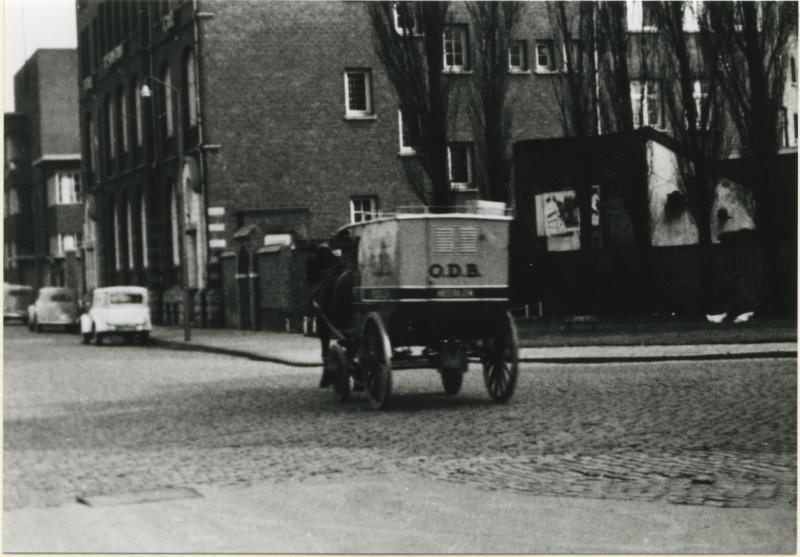 Bron: Rijckheyt.nl | Bakkerswagen van Ons Dagelijks Brood voor hotel Ons Thuis. Daarnaast de ingang van de bakkerij van O.D.B. Ons Thuis was het gezellenhuis voor mijnwerkers van de Oranje-Nassaumijnen. Bron: Rijckheyt.nl | Bakkerswagen van Ons Dagelijks Brood voor hotel Ons Thuis. Daarnaast de ingang van de bakkerij van O.D.B. Ons Thuis was het gezellenhuis voor mijnwerkers van de Oranje-Nassaumijnen.