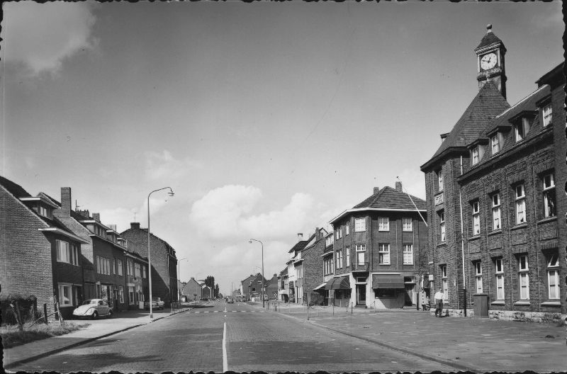 Bron: Rijckheyt.nl | Heerlerbaan. Rechts het politiebureau op de hoek Heerlerbaan/Caumerweg. Bron: Rijckheyt.nl | Heerlerbaan. Rechts het politiebureau op de hoek Heerlerbaan/Caumerweg.