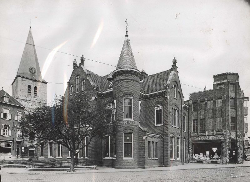 Bron: Rijckheyt.nl | Links het postkantoor, rechts de winkel van P.de Gruyter (Emmaplein/Pancratiusplein 1938)
