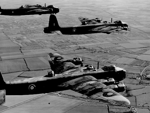 Bron: Imperial War Museum Collection te London, Engeland | Groepsformatie van drie Short Stirling MKI bommenwerpers zoals er een is neergestort boven Heerlen.